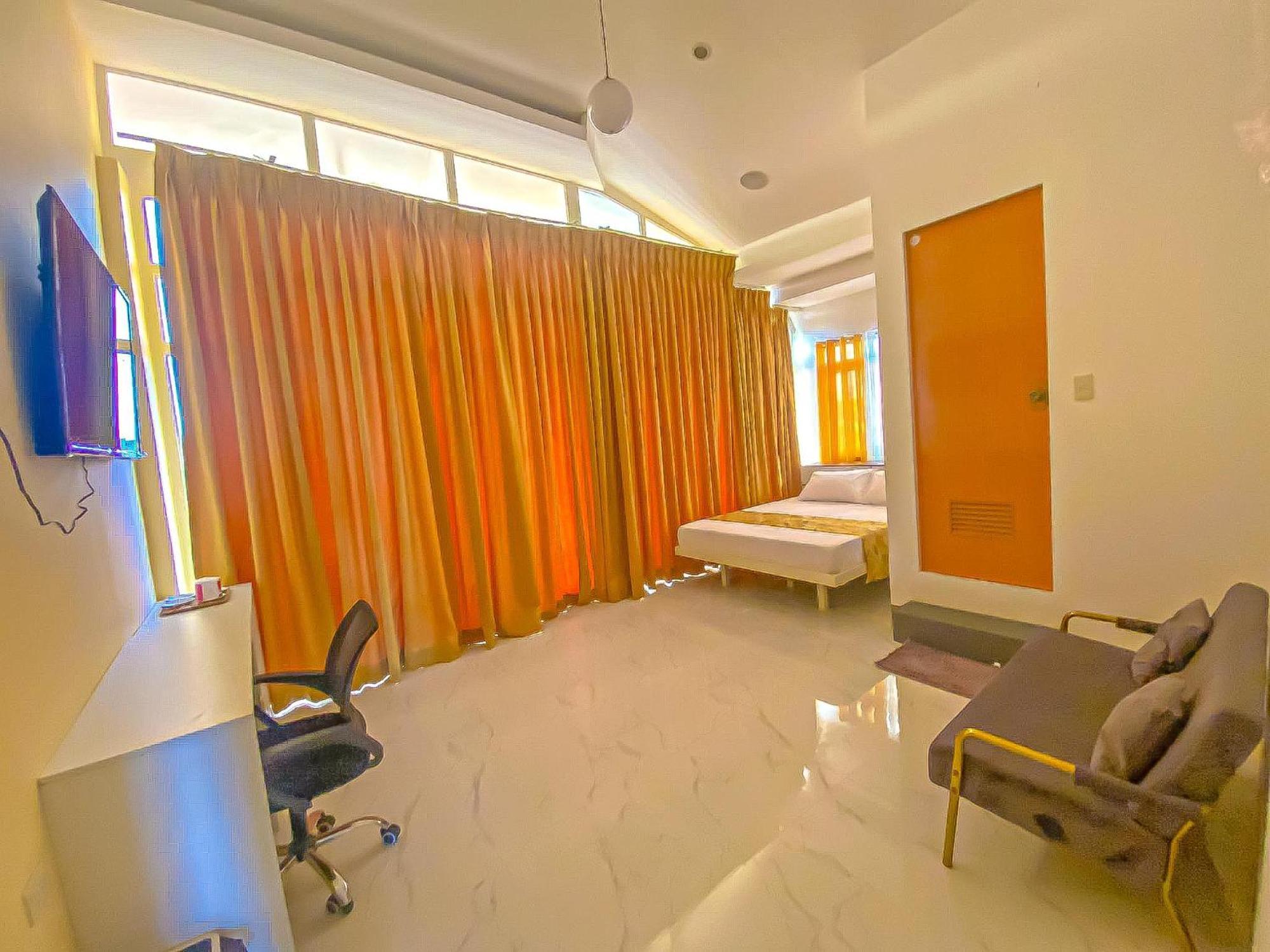 Legends Hotel & Restaurant - Lemery And Taal Ngoại thất bức ảnh